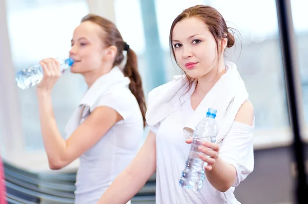 Mujeres bebiendo agua después de los deportes —  Fotos de Stock