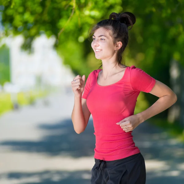 Runner - donna che corre all'aperto nel parco verde — Foto Stock