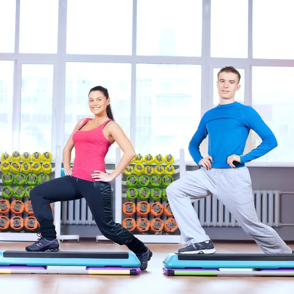 Mann und Frau im Fitnessstudio beim Stretching — Stockfoto