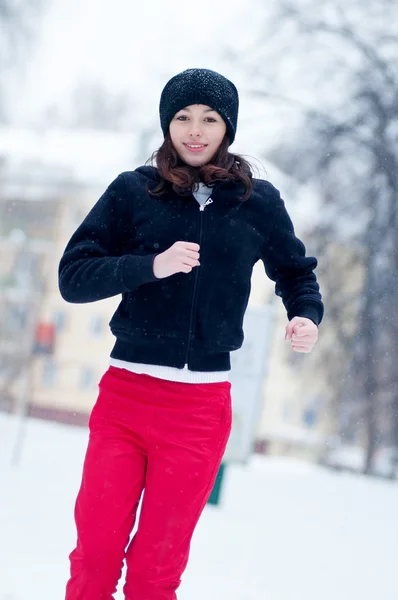 Chica joven corriendo en un frío día de invierno —  Fotos de Stock