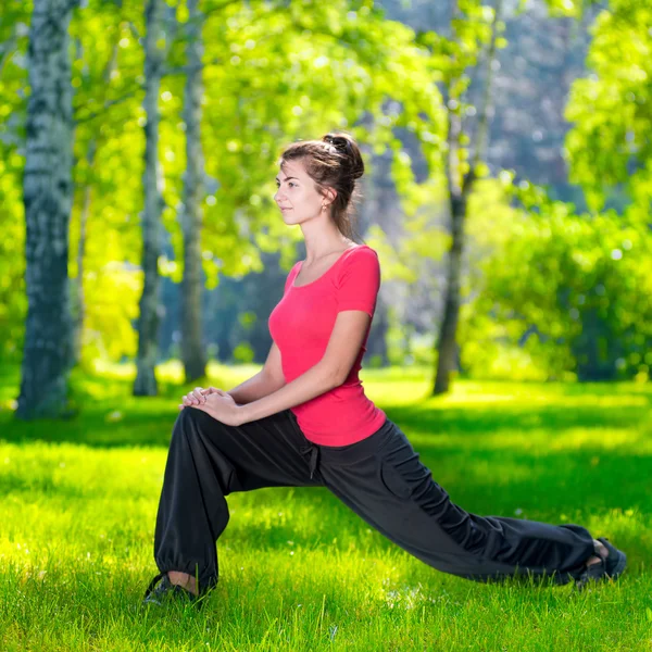 Stretching femme dans l'exercice de sport en plein air . — Photo