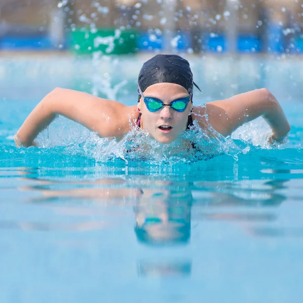 Giovane ragazza nuoto farfalla ictus stile — Foto Stock