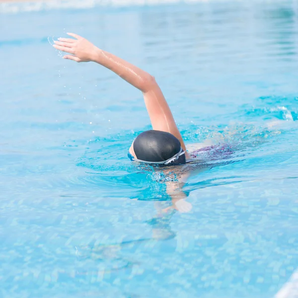 Kobieta w gogle pływanie styl Kraul — Zdjęcie stockowe