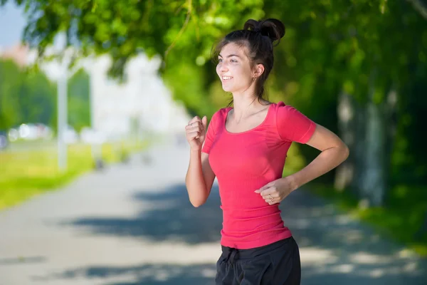 Läuferin - Frau läuft im Grünen im Park — Stockfoto