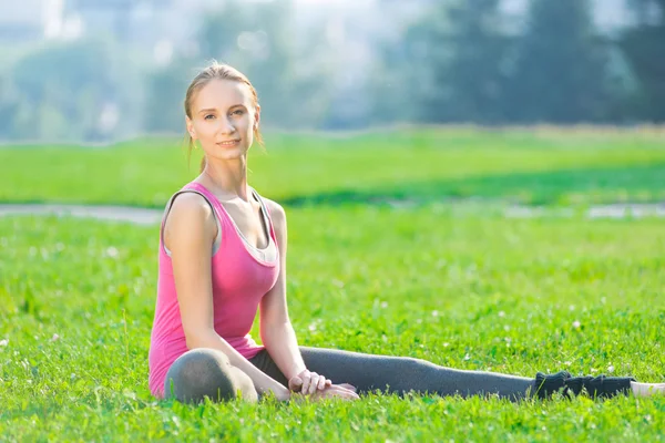 Kvinna gör stretching fitness motion. yogaställningar — Stockfoto