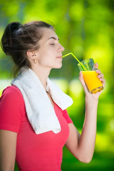 Nő iszik a friss narancslé — Stock Fotó