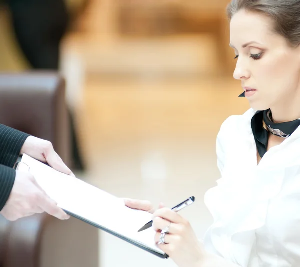 Geschäftsfrau schreibt mit Stift: Dokument unterschreiben — Stockfoto