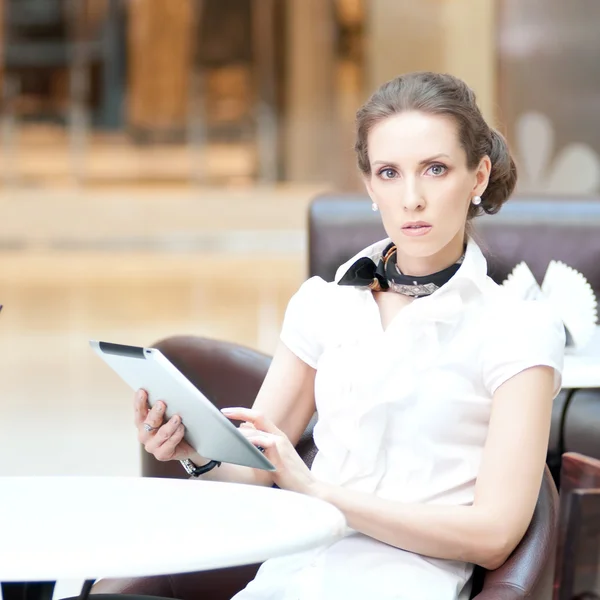 Mulher de negócios usando tablet na pausa para almoço no café — Fotografia de Stock