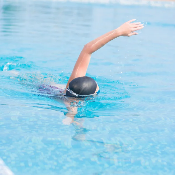 Женщина в очках, плавающая спереди — стоковое фото