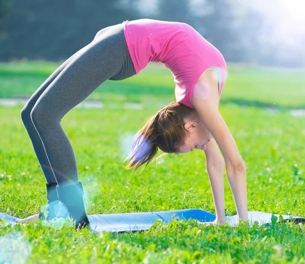 Žena, která dělá strečink fitness cvičení. jógových pozic — Stock fotografie