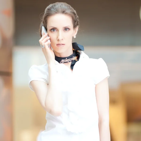 Beautiful business woman talking on cell phone — Stock Photo, Image