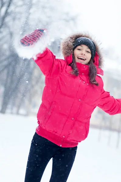 Giovane donna felice gioca con una neve — Foto Stock