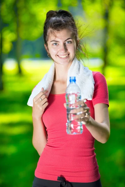 Junge Frau trinkt Wasser — Stockfoto