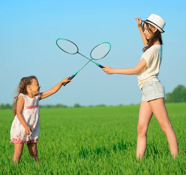 Młodych dziewcząt gra z rakiety w badmintona — Zdjęcie stockowe
