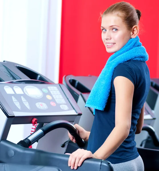 Jovem mulher no ginásio correr em uma máquina — Fotografia de Stock