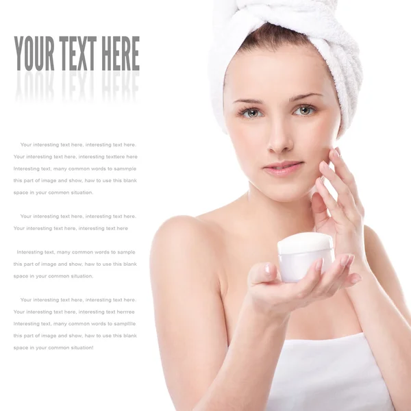 kadının yüzündeki nemlendirici krem uygulamak