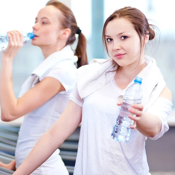 Mujeres bebiendo agua después de los deportes — Foto de Stock