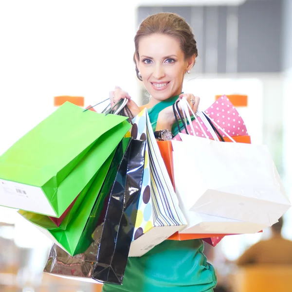 Winkelen vrouw met kleur zakken — Stockfoto