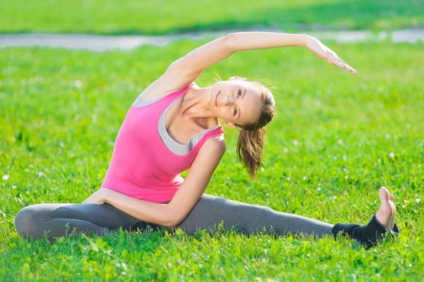 Kadın germe fitness egzersiz yapıyor. Yoga duruş — Stok fotoğraf