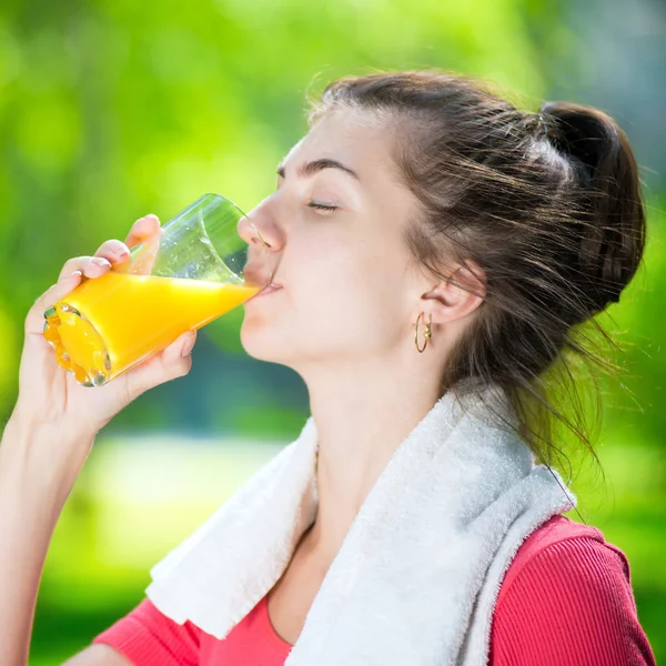 Donna che beve succo d'arancia fresco — Foto Stock