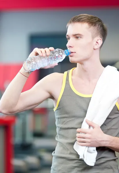 Mann trinkt Wasser nach Sport — Stockfoto