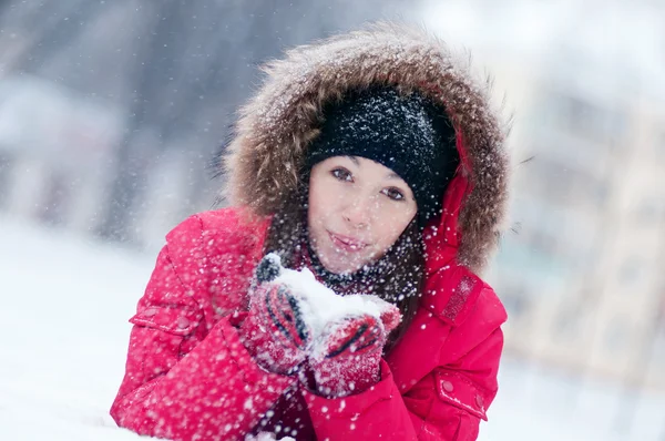 Jovem feliz brinca com uma neve — Fotografia de Stock