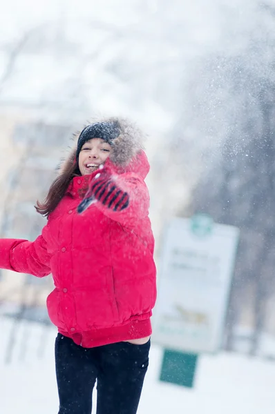 Giovane donna felice gioca con una neve — Foto Stock