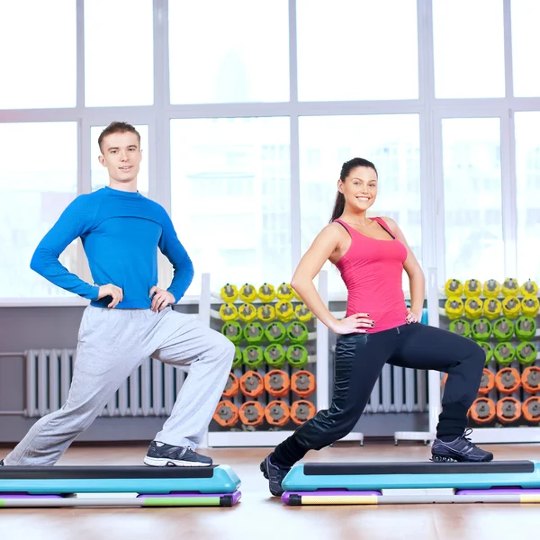 Mann und Frau im Fitnessstudio beim Stretching — Stockfoto