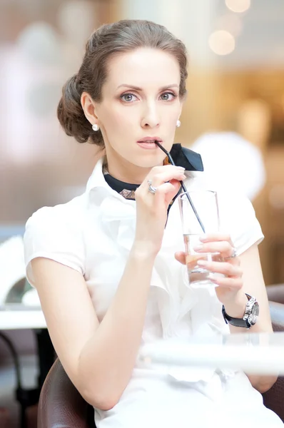 Portret van dorst zakelijke vrouw drinkwater op kantoor — Stockfoto