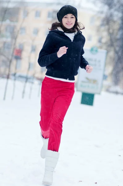 Jeune fille courant sur une froide journée d'hiver — Photo