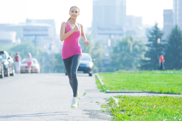 Jogging mulher correndo no parque da cidade — Fotografia de Stock