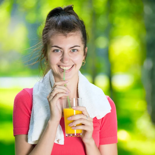 Donna che beve succo d'arancia fresco — Foto Stock