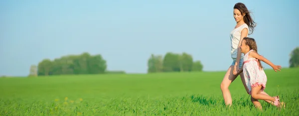 Szczęśliwy dziewcząt w polu pszenicy zielony — Zdjęcie stockowe