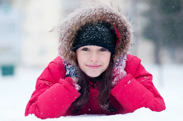 Lycklig ung kvinna leker med en snö — Stockfoto