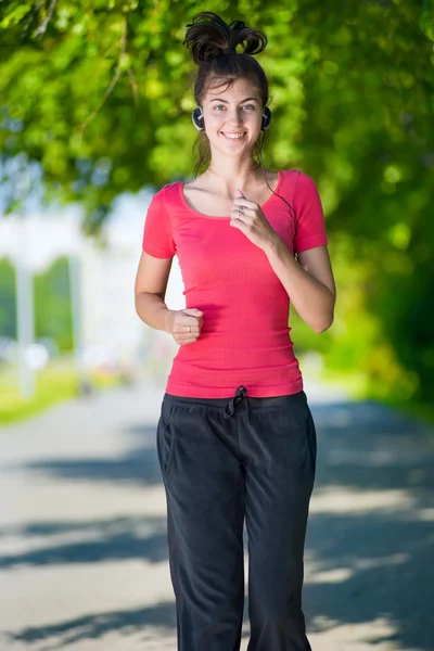 热流道-女人在绿色公园户外跑 — 图库照片