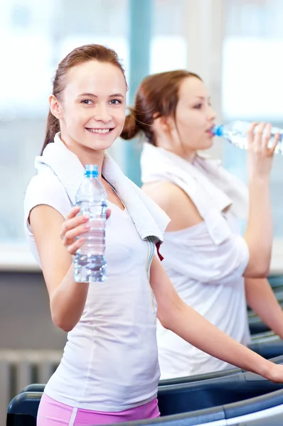 Mujeres bebiendo agua después de los deportes — Foto de Stock