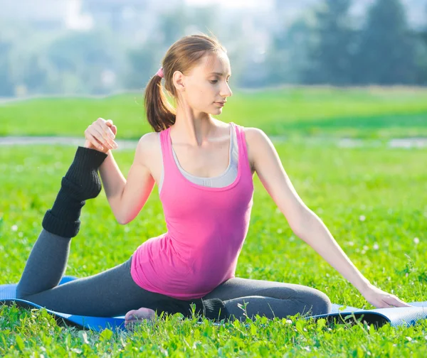 Mujer haciendo ejercicio físico estiramiento. Posturas de yoga —  Fotos de Stock