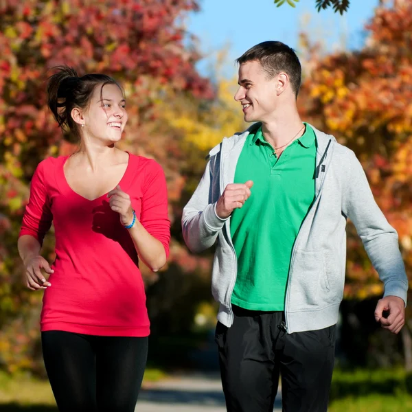 Mladý muž a žena běží — Stock fotografie