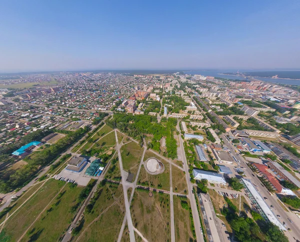 Luftaufnahme der Stadt aus der Luft (Hubschrauber) — Stockfoto