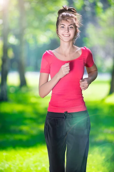 Läuferin - Frau läuft im Grünen im Park — Stockfoto