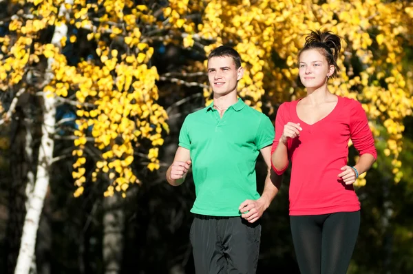 Joven y mujer corriendo —  Fotos de Stock