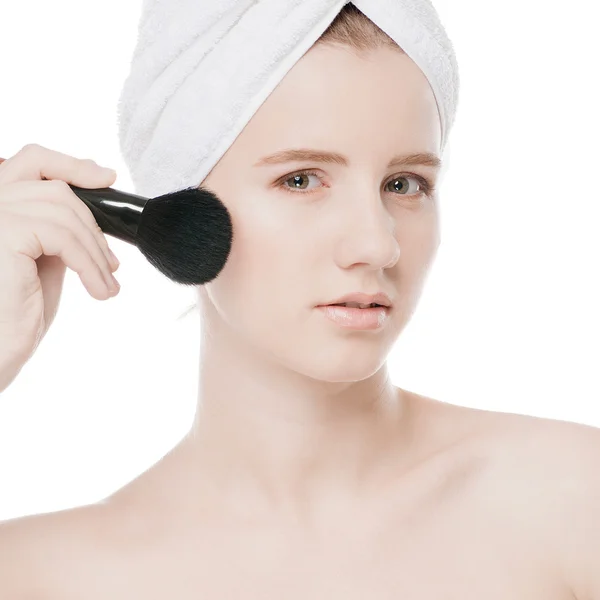 Mooie vrouw met aanzienlijk make-up borstel — Stockfoto