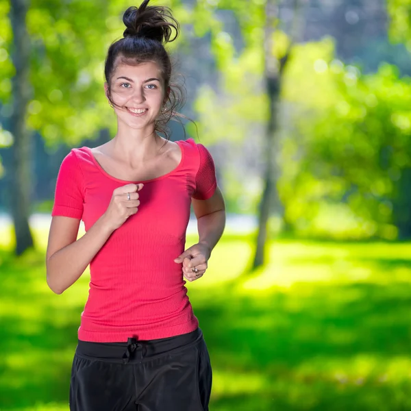 Runner - donna che corre all'aperto nel parco verde — Foto Stock