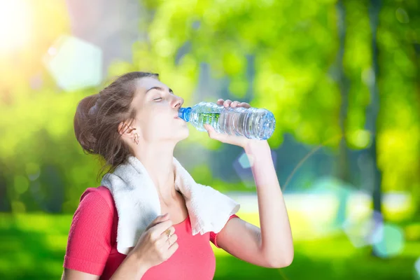 Jeune femme eau potable — Photo