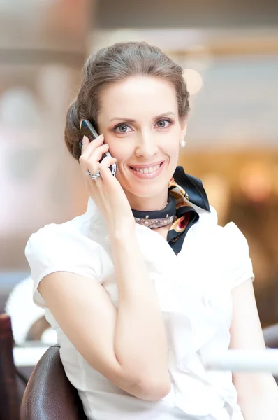 Güzel bir iş kadını cep telefonuyla konuşuyor — Stok fotoğraf