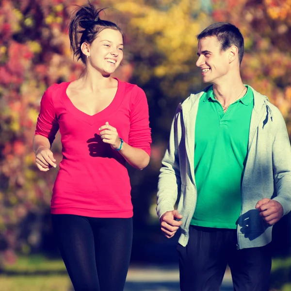 젊은 남자와 여자 jogiing — 스톡 사진