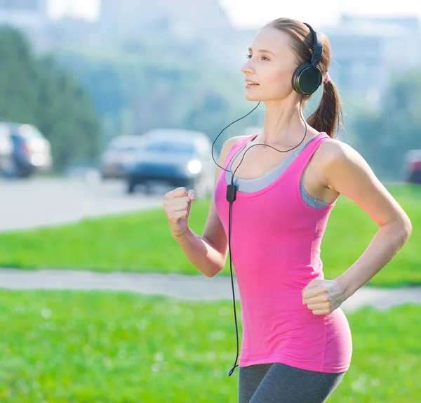 Frau im Stadtpark Joggen — Stockfoto