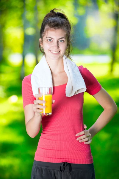 Женщина пьет свежий апельсиновый сок — стоковое фото