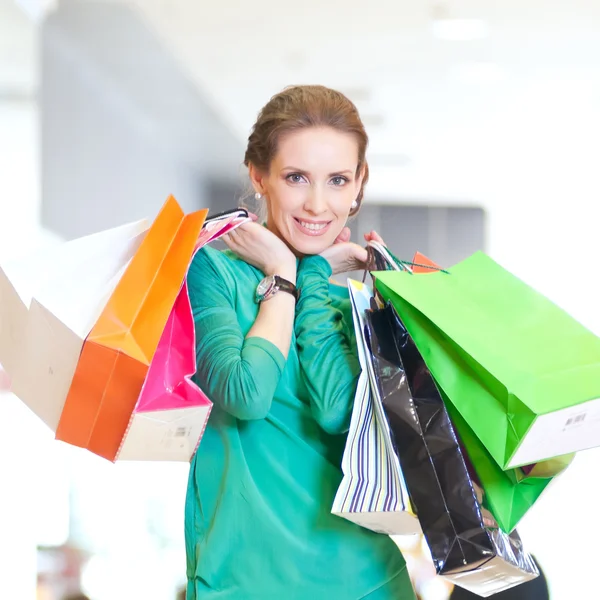 Shopping femme avec des sacs de couleur — Photo