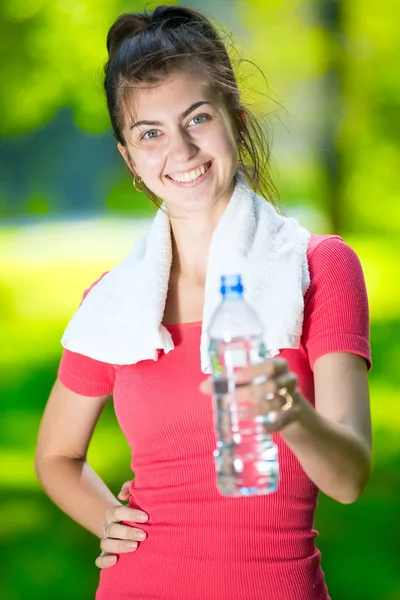Fiatal nő ivóvíz — Stock Fotó